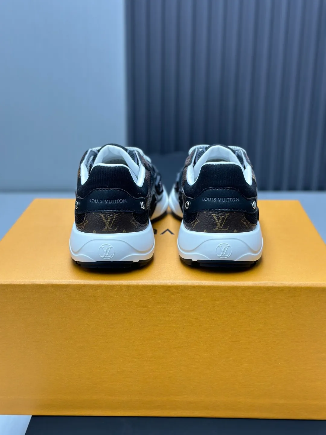 Factory price: 660💰Top version LV-Louis Vuitton-classic catwalk new style original 1:1 developed replica! ! The upper foot is very comfortable. It is made of luxurious materials and fine workmanship. The midsole is printed with English letters "Made in Europe". The upper is made of calfskin imported from Italy. The side is decorated with the brand's LOGO and signature. The latest latex foot pads and mesh lining make the foot feel super comfortable. The original two-color TPU combination outsole is specially provided by the original factory. Bag technology Goodyear stitched edges Fabric: Exclusive custom first-layer cowhide Accessories: Exclusive private model Vuitton logo, lining: Customized silk mesh lining - first-layer silk cowhide lining Outsole: TPU combination outsole wear-resistant, non-slip and anti-yellowing Foot pads: new latex pads-mesh sweat-absorbent Counter technology: fully computerized sewing machine wire drawing Toe box back cover Hot and cold shaping Full set of pull-top last with medium and low logo pattern Counter packaging - Shoelaces, certificates, cards, instructions, certificates of quality, dust bags, the most comprehensive packaging on the entire network, women's models 35-39, men's models 38-46 (38/46 customized, non-refundable!